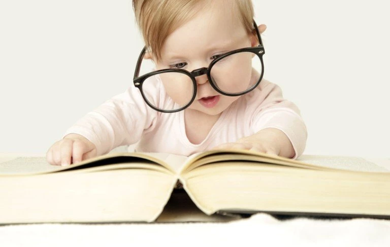 Dziecko z okularami i książka